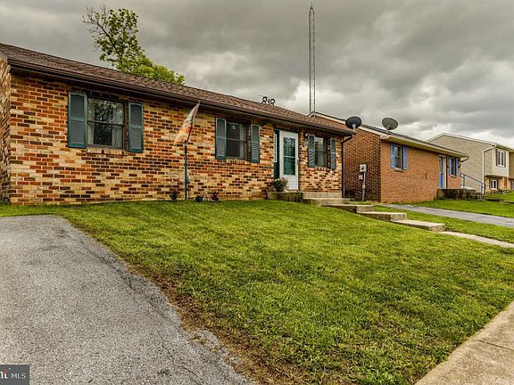2nd image of 352 Yorkshire Dr