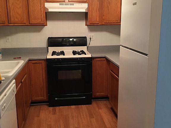 4th image of 9S025 Lake Dr APT 201