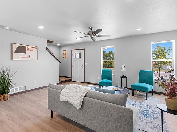 3rd image of 305 Evergreen Ln