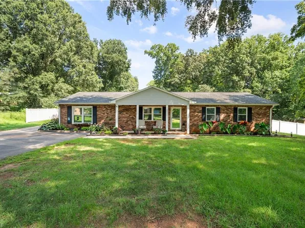 4611 Bridle Path, Winston Salem, NC 27103