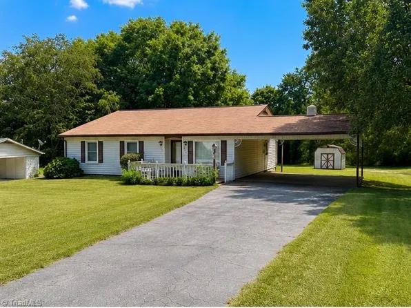 221 Stonehedge Dr, King, NC 27021
