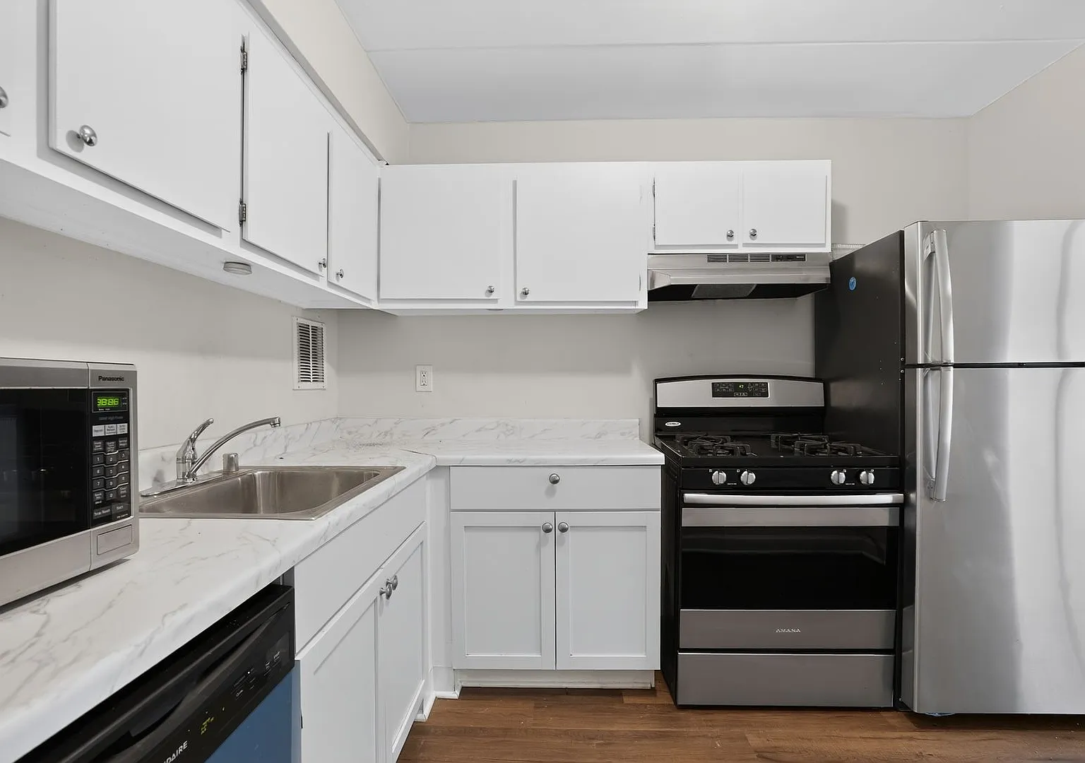 Welcome home to this bright and inviting 2Bd/1Bth condo in the sought-after Huntington Club commu... — Photo 3
