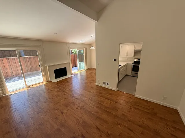 2 bed, 1060 sqft, $4,250 — Photo 2