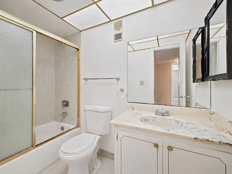 500 Executive Center Dr #2M — Photo 13