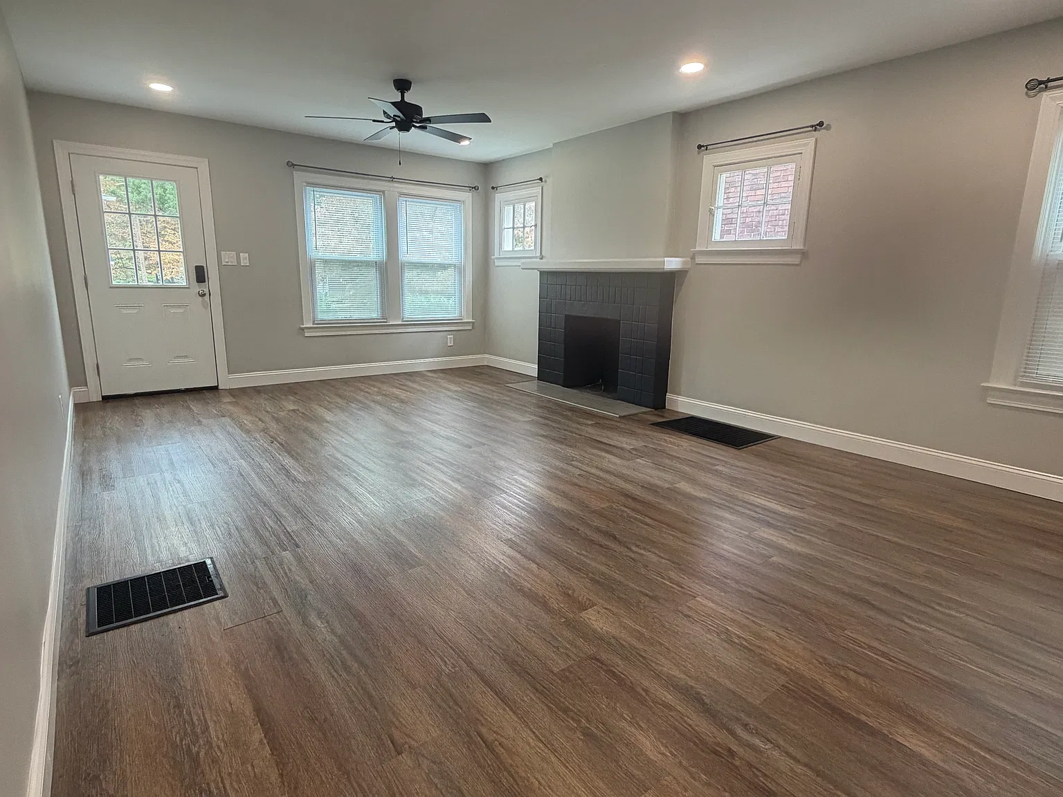 2 bed, 900 sqft, $1,350 — Photo 3