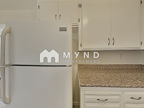 4th image of 870 Burbank Dr APT 2