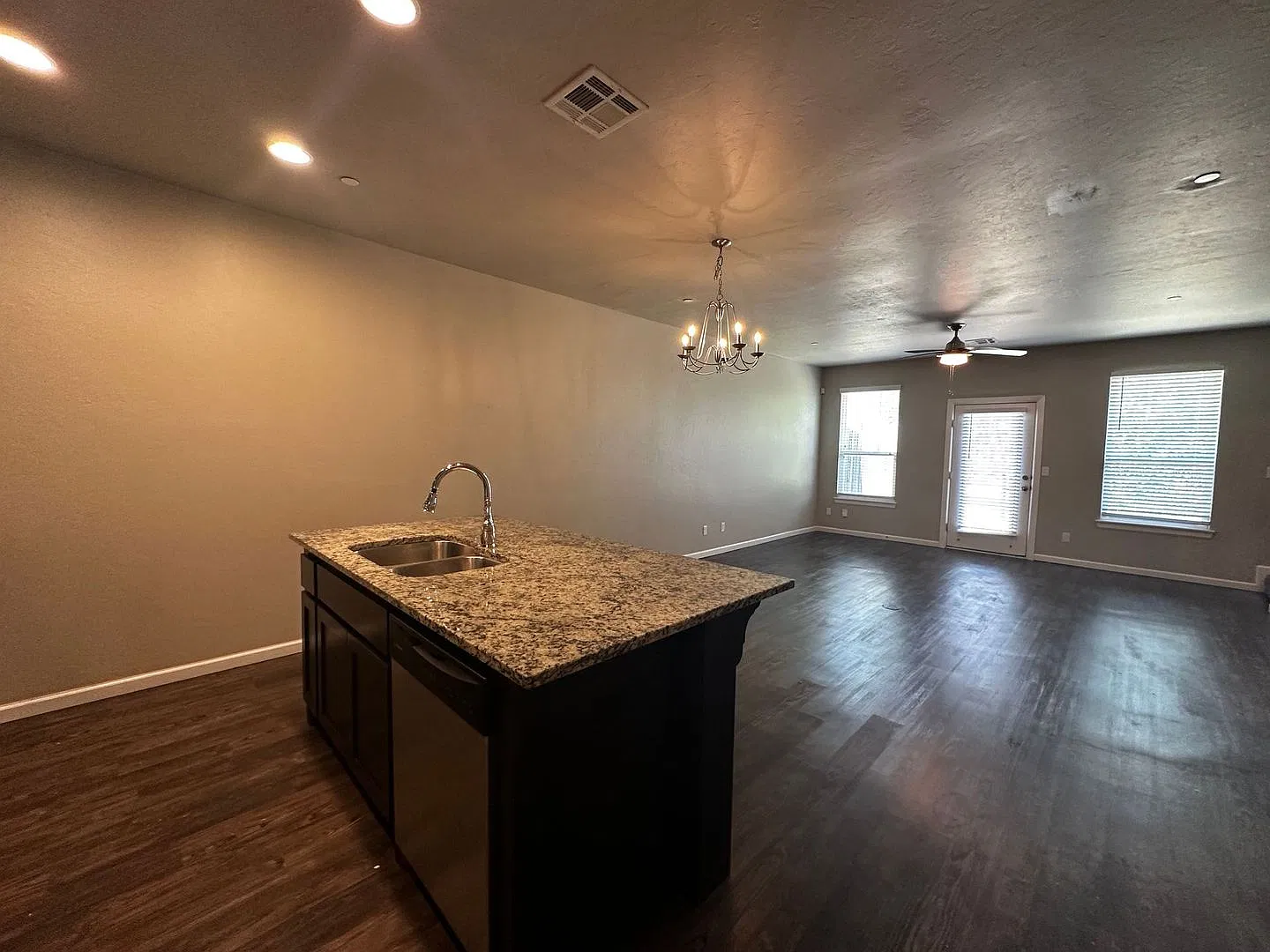 3 Bed 2.5 Bath 1 Car Garage Storm Shelter & Moore Schools — Photo 3