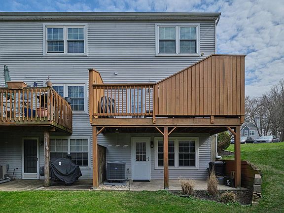 4th image of 27 Applewood Ct