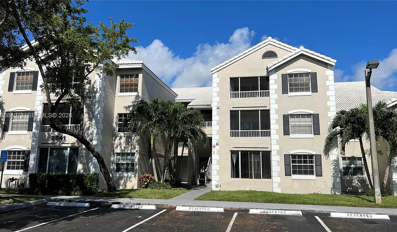 Lakeview Club Condo — Photo 1