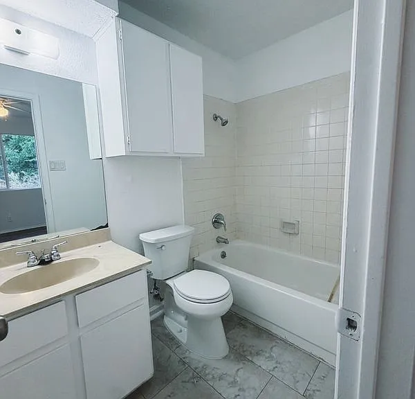 9906 Hundred Oaks Cir #B — Photo 19