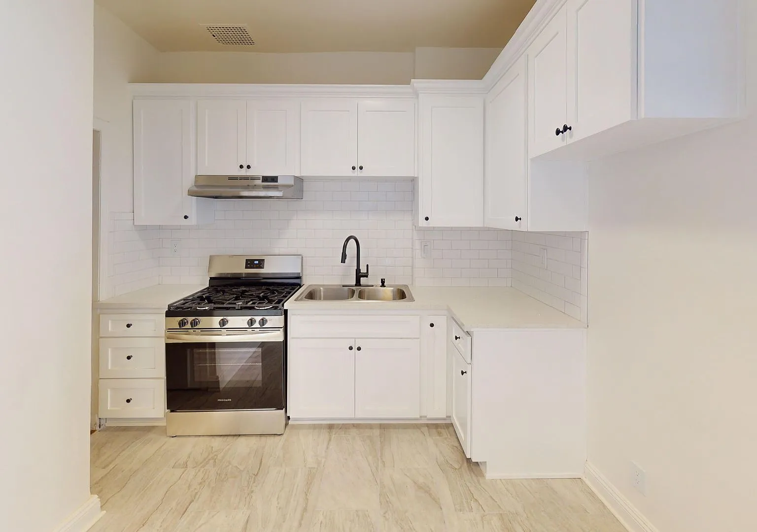 Curson Apartments...Newly remodeled...Brand New Kitchen...CALL NOW!! — Photo 4