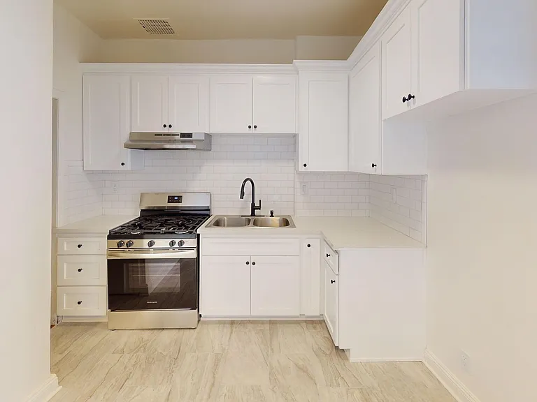 Curson Apartments...Newly remodeled...Brand New Kitchen...CALL NOW!! — Photo 4