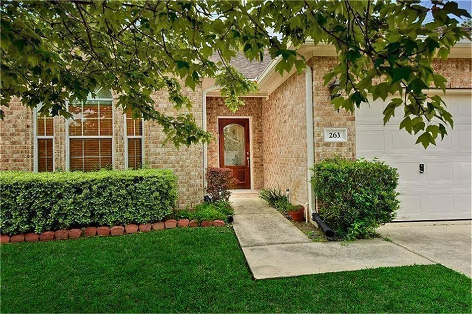 3 bed, 2.0 bath, 1347 sqft, $2,000 — Photo 3