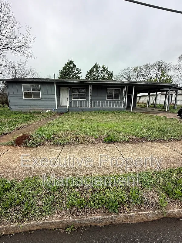3 bed, 1.0 bath, 1020 sqft, $1,000 — Photo 1