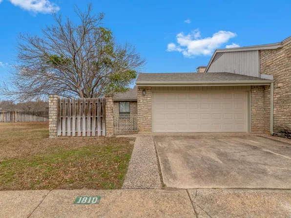 1810 N Woodstone Dr, Kerrville, TX 78028
