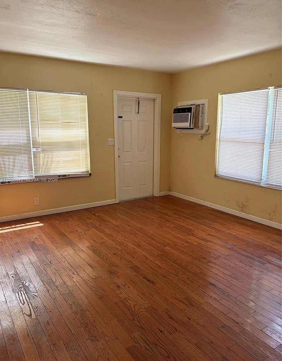 Hollywood South Side Add — Photo 2