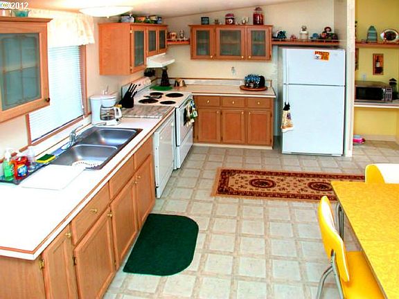 4th image of 2949 SE Beach Ave