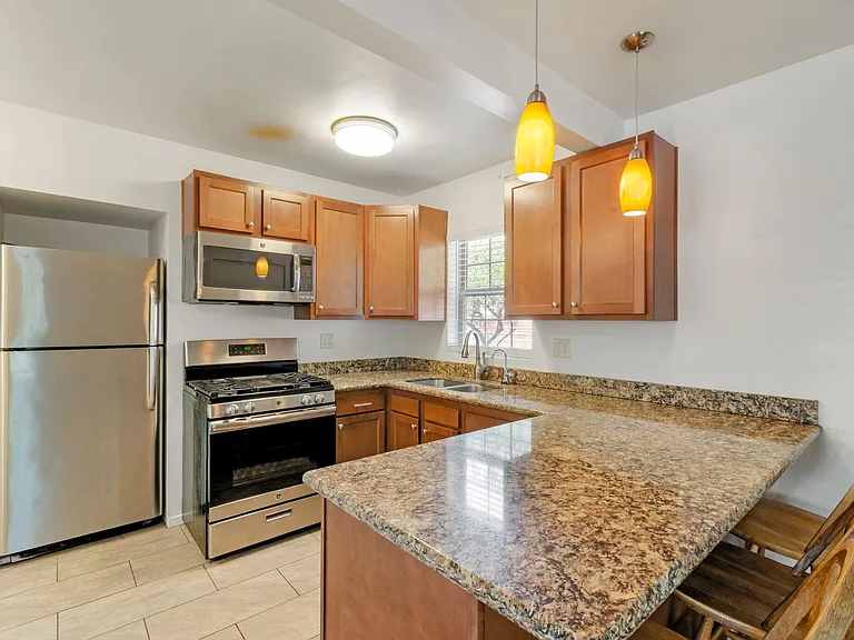 1121 E 9th St #1 — Photo 5