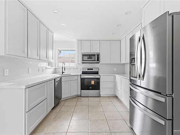 2nd image of 2303 Yarrow St