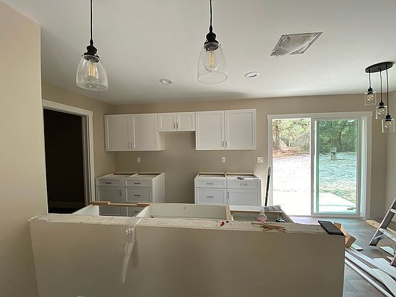 3rd image of 601 Huckleberry Ln