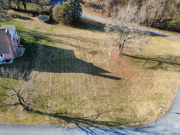 24 Kensington Dr, Chambersburg, PA 17201