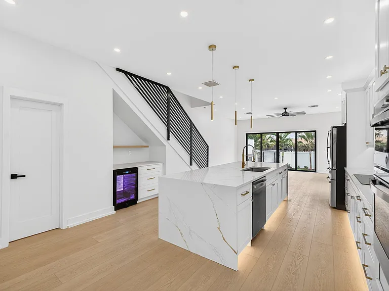 507 SW 11th St — Photo 8