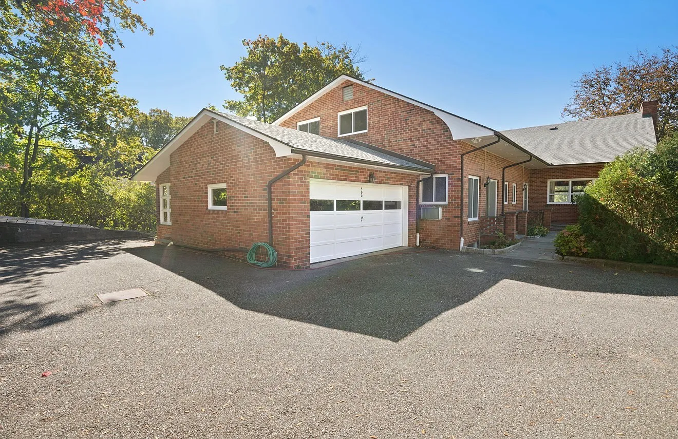4 bed, 3.5 bath, 4463 sqft, $8,250 — Photo 2