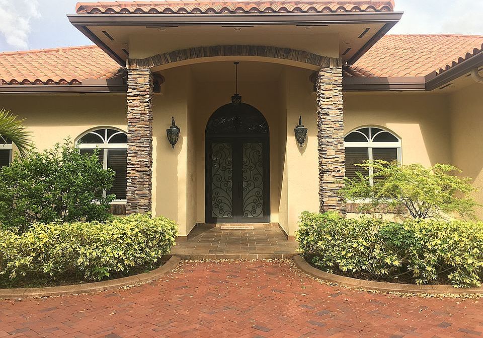 2nd image of 465 La Villa Dr