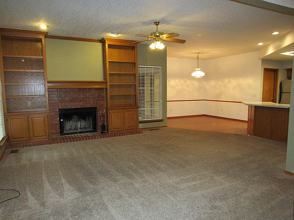 3rd image of 820 NW 141st St