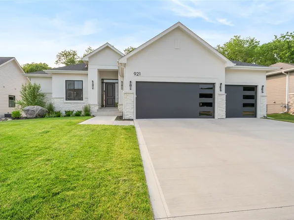 921 Timber Valley Dr, Polk City, IA 50226