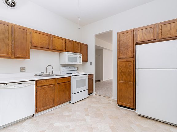 Kitchen, large enough to cook and entertain at the same time when you place a table and chairs near the window