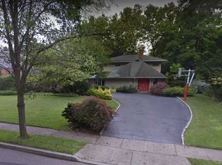 8 Hill Ln, Roslyn Heights, NY 11577