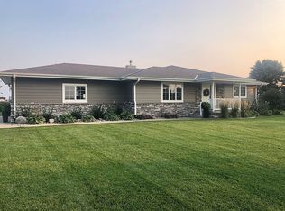 702 W 11th Rd, Aurora, NE 68818