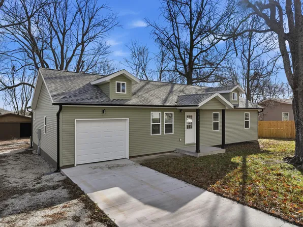 1922 S Village Lane, Bolivar, MO 65613