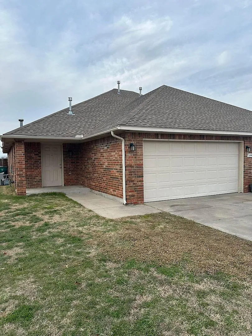 Move in Special!! Updated 3 Bed / 2 Bath Single-Story Duplex Move-In Ready! — Photo 1