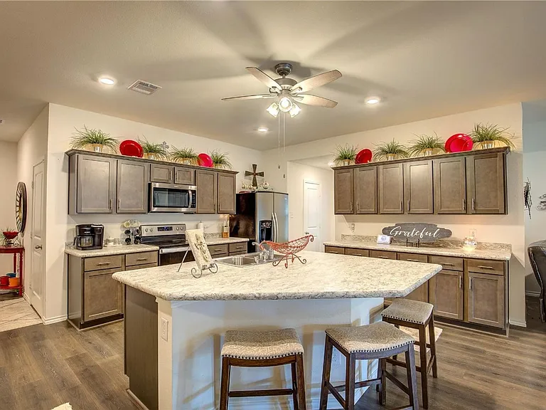 1004 Basswood Ln — Photo 3