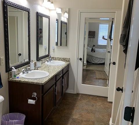 Double vanity sinks with walk-in closet, shower/tub