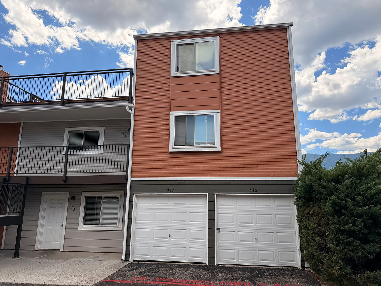 2 bed, 1.5 bath, 864 sqft, $1,800 — Photo 2
