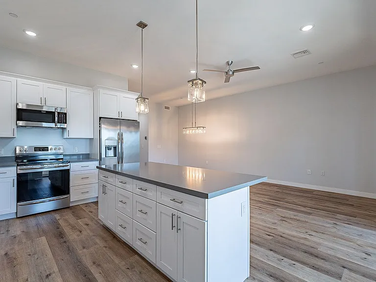 1645 E Cheery Lynn Rd — Photo 20