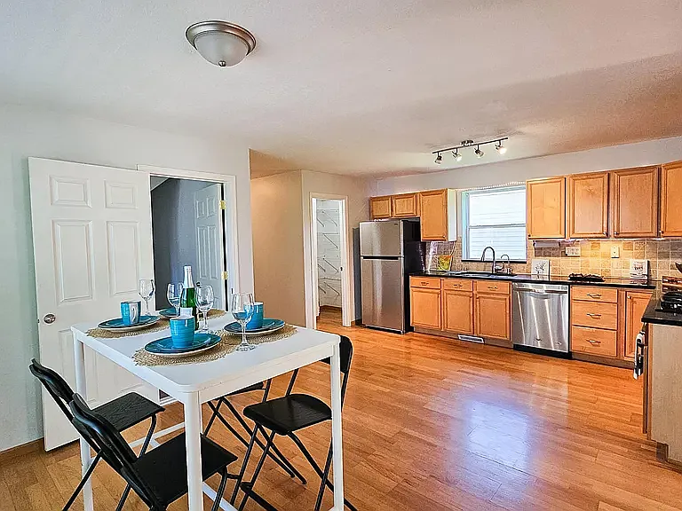 113 N Ash St — Photo 3