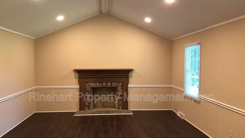 3 bed, 2.0 bath, 1813 sqft, $2,250 — Photo 3