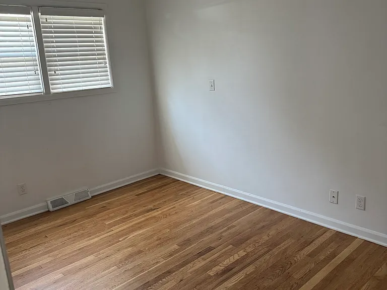 803 E 37th Ave — Photo 20