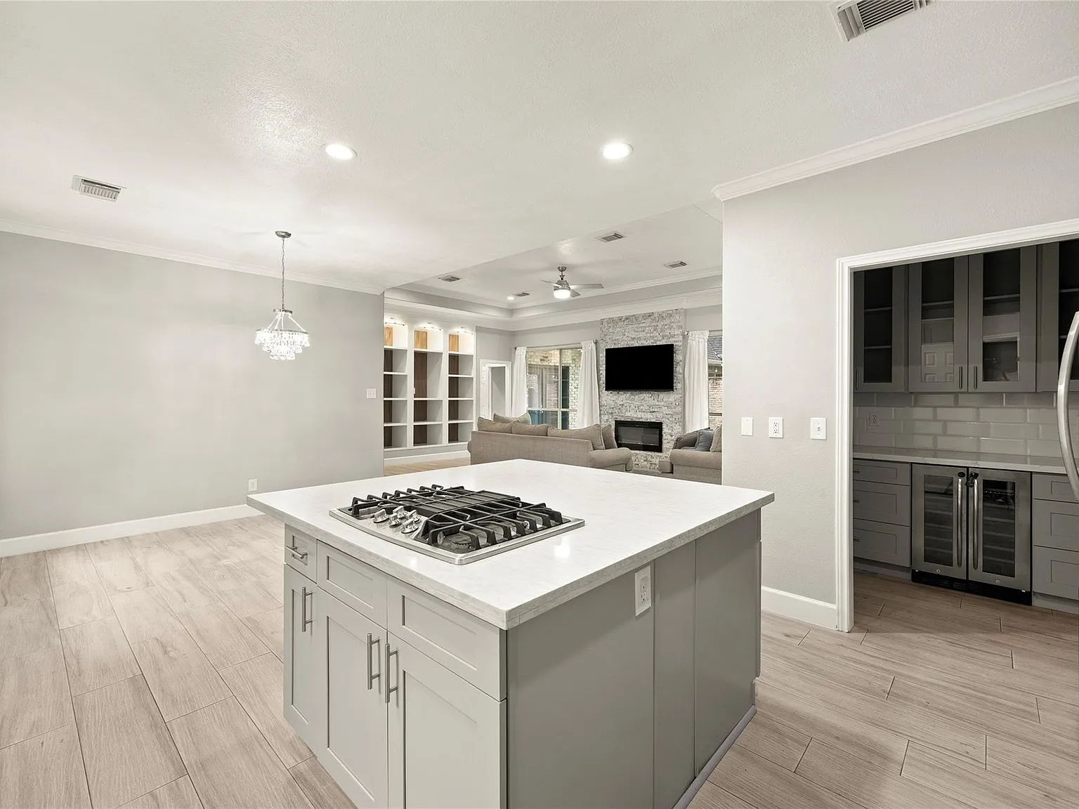 4 bed, 3.0 bath, 2708 sqft, $2,700 — Photo 4