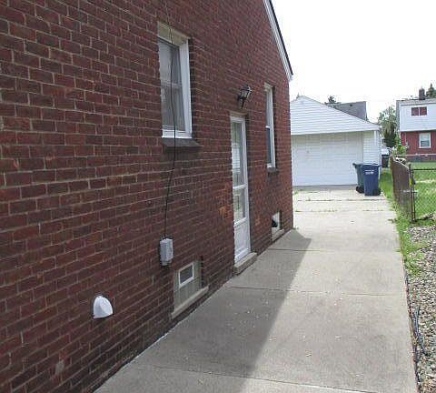 3rd image of 1425 Moran Ave