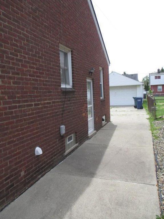 1425 Moran Ave, Lincoln Park, MI - View 3