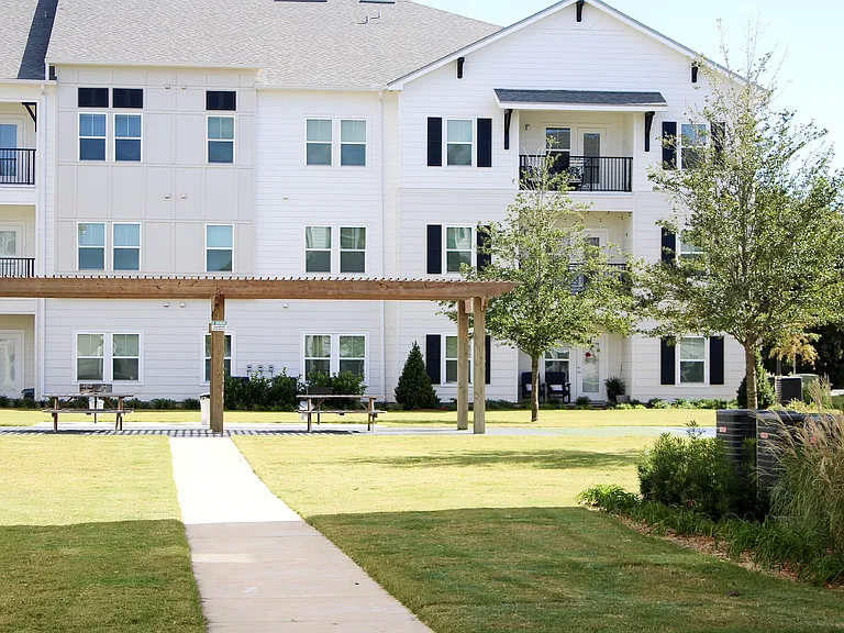 Azalea Bay Apartments — Photo 6
