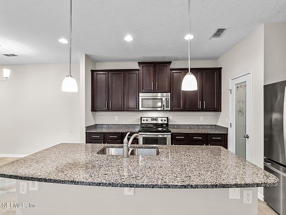5th image of 586 DRYSDALE Drive