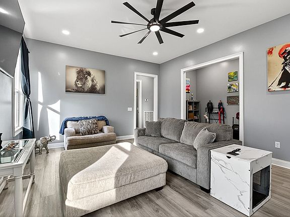 16th image of 377 Margot Dr