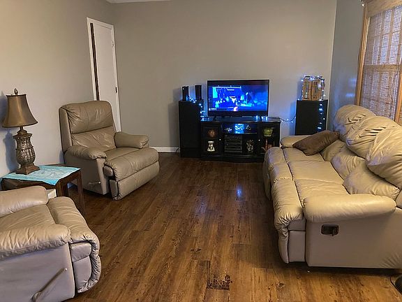 5th image of 2302 N Hawthorn Dr