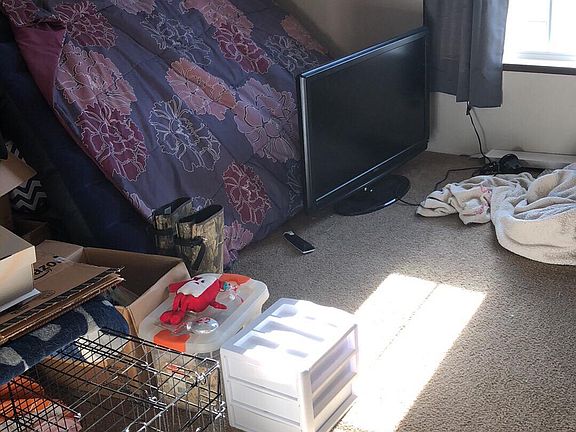 Bedroom #2 - Used for storage as we pack (Pardon the mess)